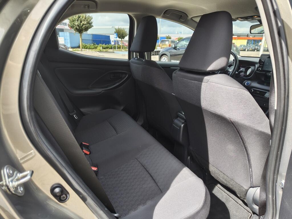 Toyota Yaris 1.5 Hybrid Dynamic | NL Auto | Keyless Entry & Start | Android Auto - Image 28