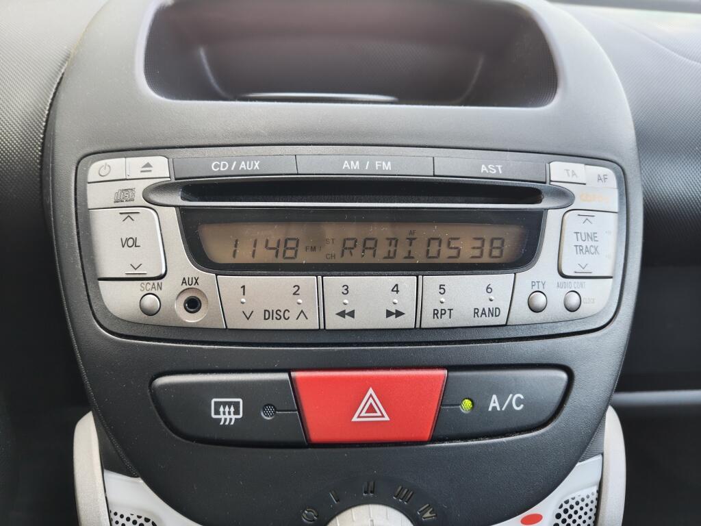 Peugeot 107 1.0 Access Accent | Toerenteller | Airco | Radio | Parrot Bluetooth - Image 14
