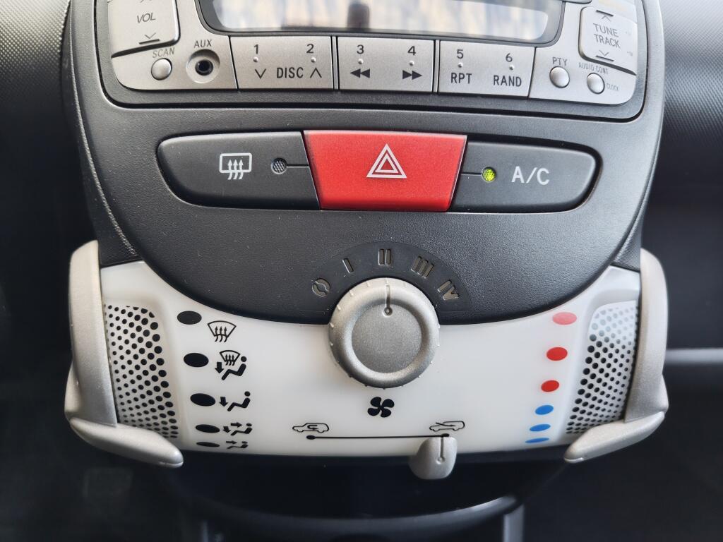 Peugeot 107 1.0 Access Accent | Toerenteller | Airco | Radio | Parrot Bluetooth - Image 15