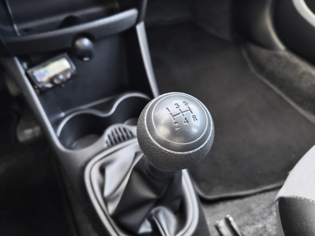 Peugeot 107 1.0 Access Accent | Toerenteller | Airco | Radio | Parrot Bluetooth - Image 17