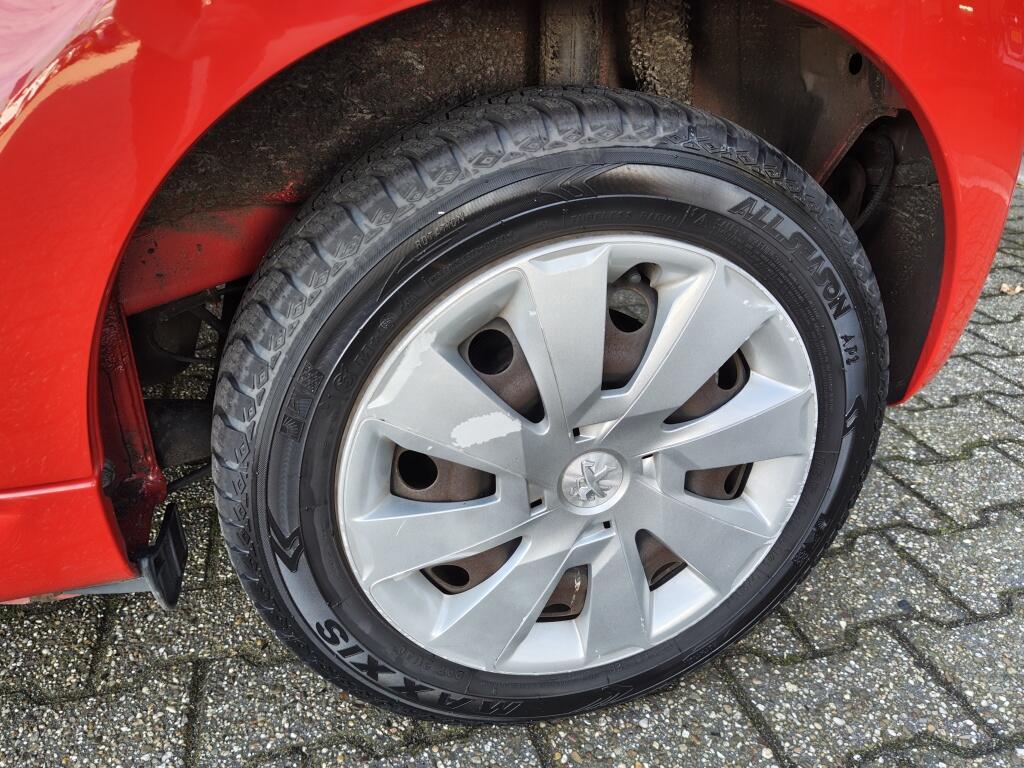 Peugeot 107 1.0 Access Accent | Toerenteller | Airco | Radio | Parrot Bluetooth - Image 28