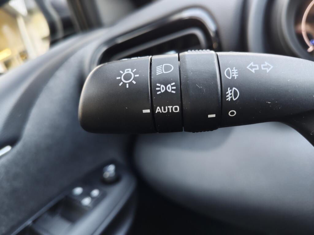 Toyota Yaris 1.5 Hybrid Dynamic | All season | Navi | Apple CarPlay/Android auto | - Image 11