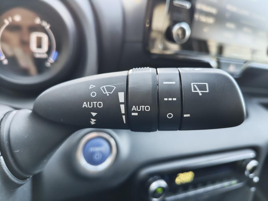 Toyota Yaris 1.5 Hybrid Dynamic | All season | Navi | Apple CarPlay/Android auto | - Image 12