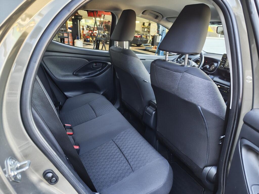 Toyota Yaris 1.5 Hybrid Dynamic | All season | Navi | Apple CarPlay/Android auto | - Image 28