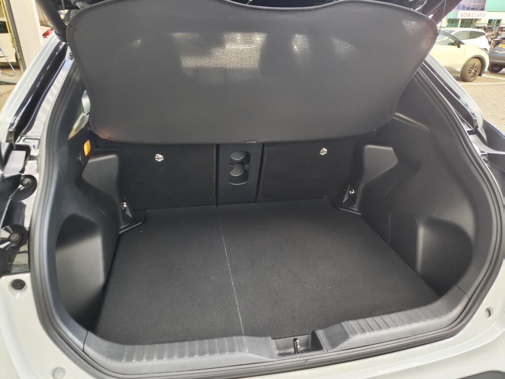 Toyota Yaris Cross 1.5 Hybrid Adventure | Trekhaak | El. Achterklep | All Seasons | Stoel & Stuurverwarming - Image 34