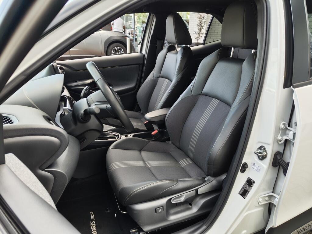 Toyota Yaris Cross 1.5 Hybrid Adventure | Trekhaak | El. Achterklep | All Seasons | Stoel & Stuurverwarming - Image 29