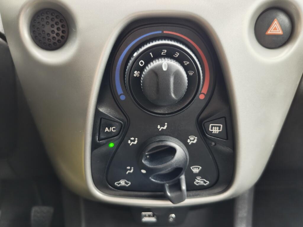 Toyota Aygo 1.0 VVT-i x-play | NL Auto | Airco | Dealer Onderhouden | - Image 17
