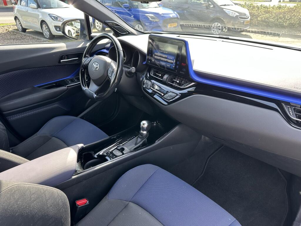 Toyota C-HR 1.8 Hybrid Bi-Tone Plus | CARPLAY | All seasons | JBL | Blind spot - Image 11