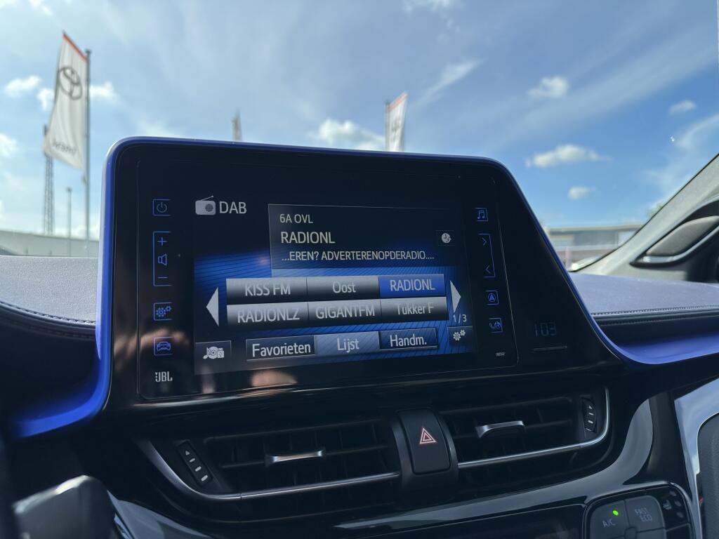 Toyota C-HR 1.8 Hybrid Bi-Tone Plus | CARPLAY | All seasons | JBL | Blind spot - Image 15
