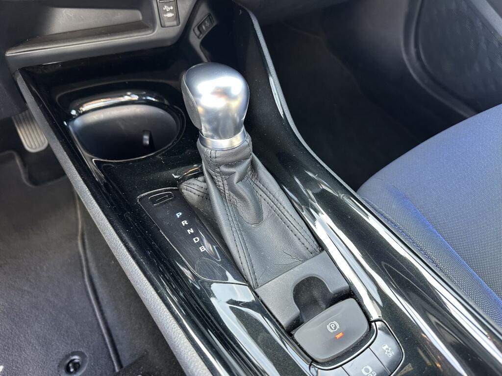 Toyota C-HR 1.8 Hybrid Bi-Tone Plus | CARPLAY | All seasons | JBL | Blind spot - Image 18