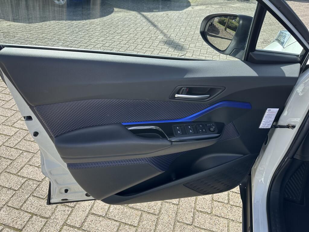 Toyota C-HR 1.8 Hybrid Bi-Tone Plus | CARPLAY | All seasons | JBL | Blind spot - Image 19