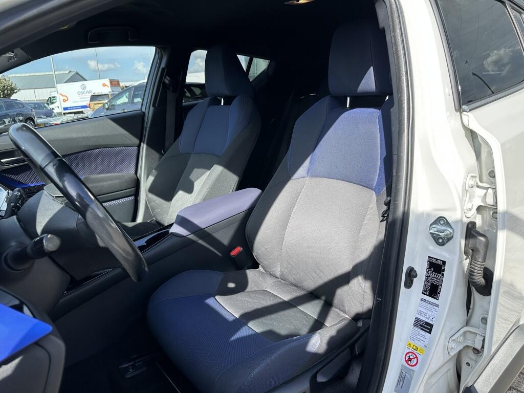 Toyota C-HR 1.8 Hybrid Bi-Tone Plus | CARPLAY | All seasons | JBL | Blind spot - Image 22