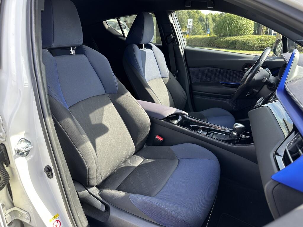 Toyota C-HR 1.8 Hybrid Bi-Tone Plus | CARPLAY | All seasons | JBL | Blind spot - Image 23