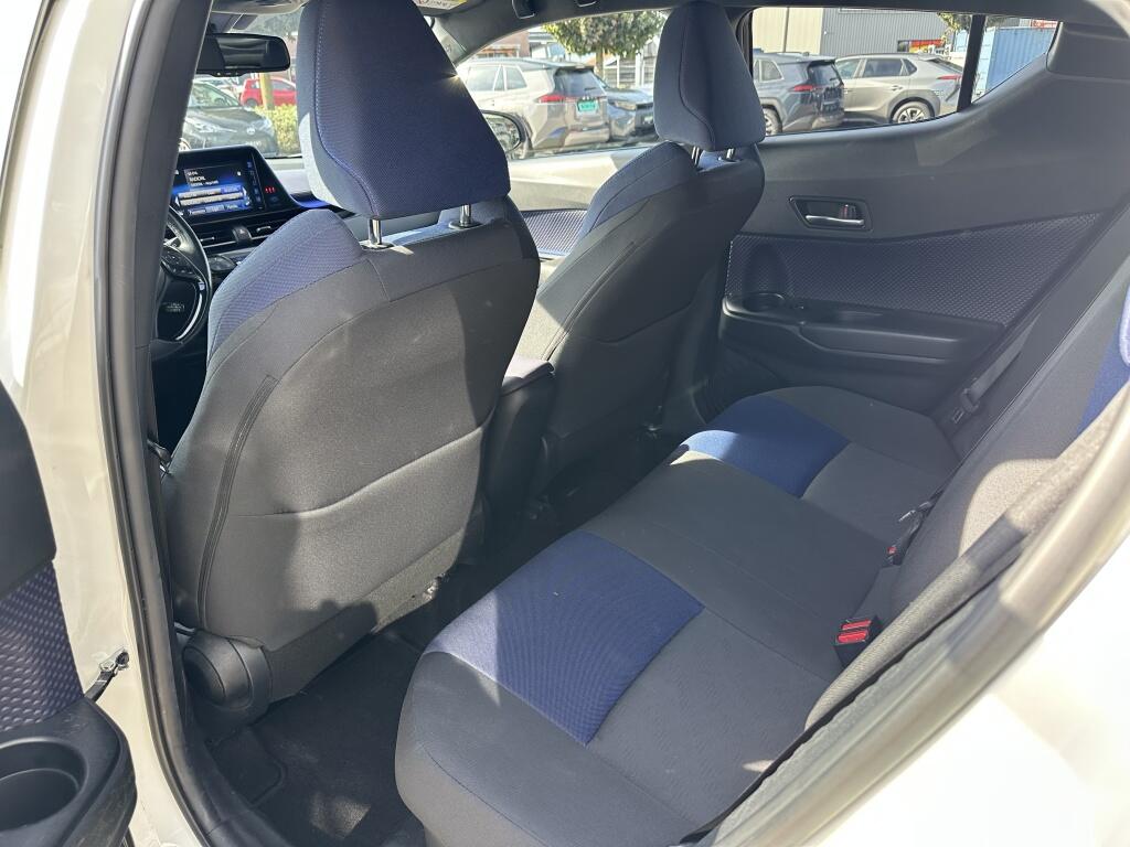 Toyota C-HR 1.8 Hybrid Bi-Tone Plus | CARPLAY | All seasons | JBL | Blind spot - Image 24