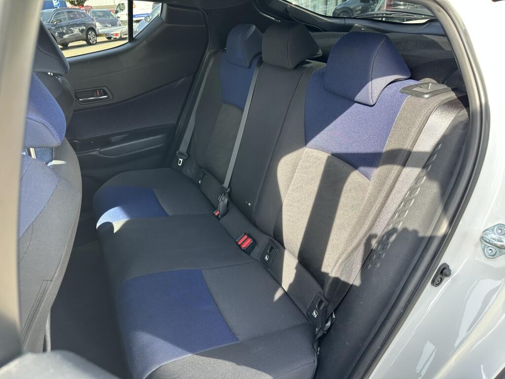 Toyota C-HR 1.8 Hybrid Bi-Tone Plus | CARPLAY | All seasons | JBL | Blind spot - Image 25
