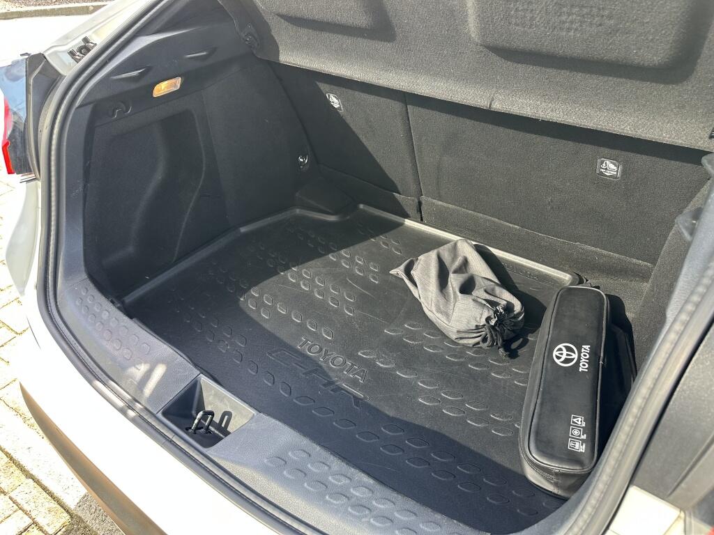 Toyota C-HR 1.8 Hybrid Bi-Tone Plus | CARPLAY | All seasons | JBL | Blind spot - Image 27