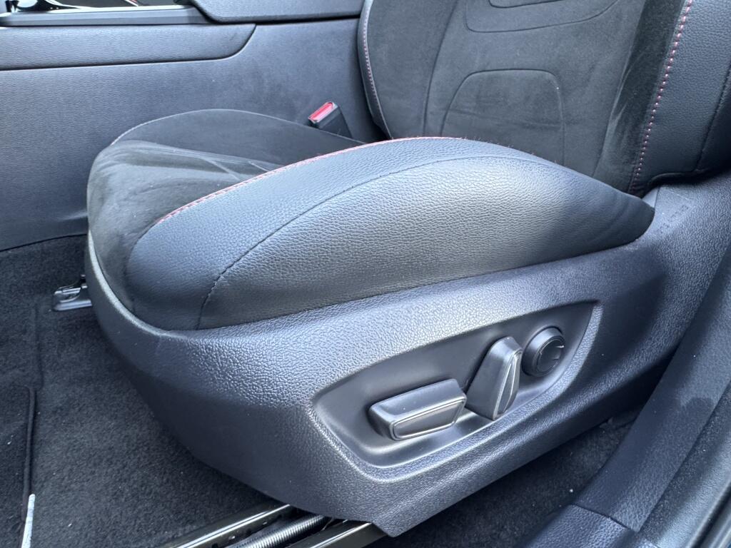 Toyota C-HR 2.0 PHEV 220 GR Sport Bi-Tone | Memory Seat | JBL | Stuurwielverw. | 19 Inch| Elektrische achterklep - Image 16