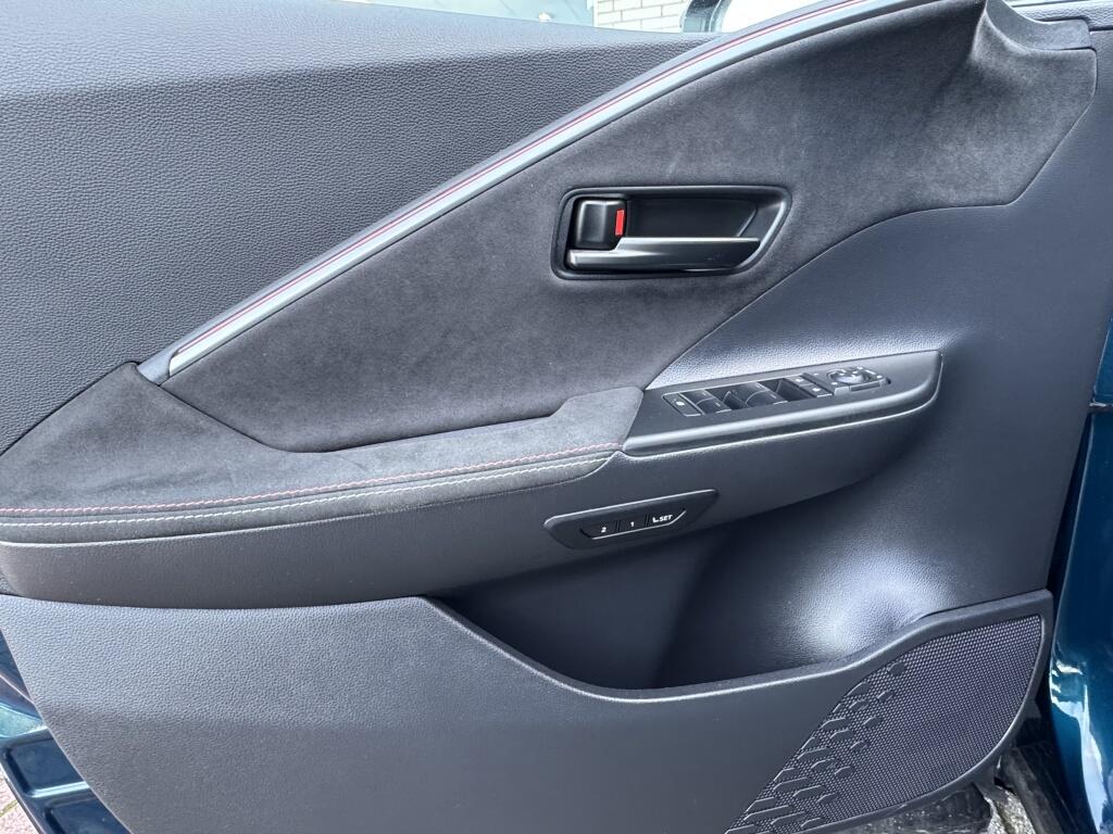 Toyota C-HR 2.0 PHEV 220 GR Sport Bi-Tone | Memory Seat | JBL | Stuurwielverw. | 19 Inch| Elektrische achterklep - Image 17