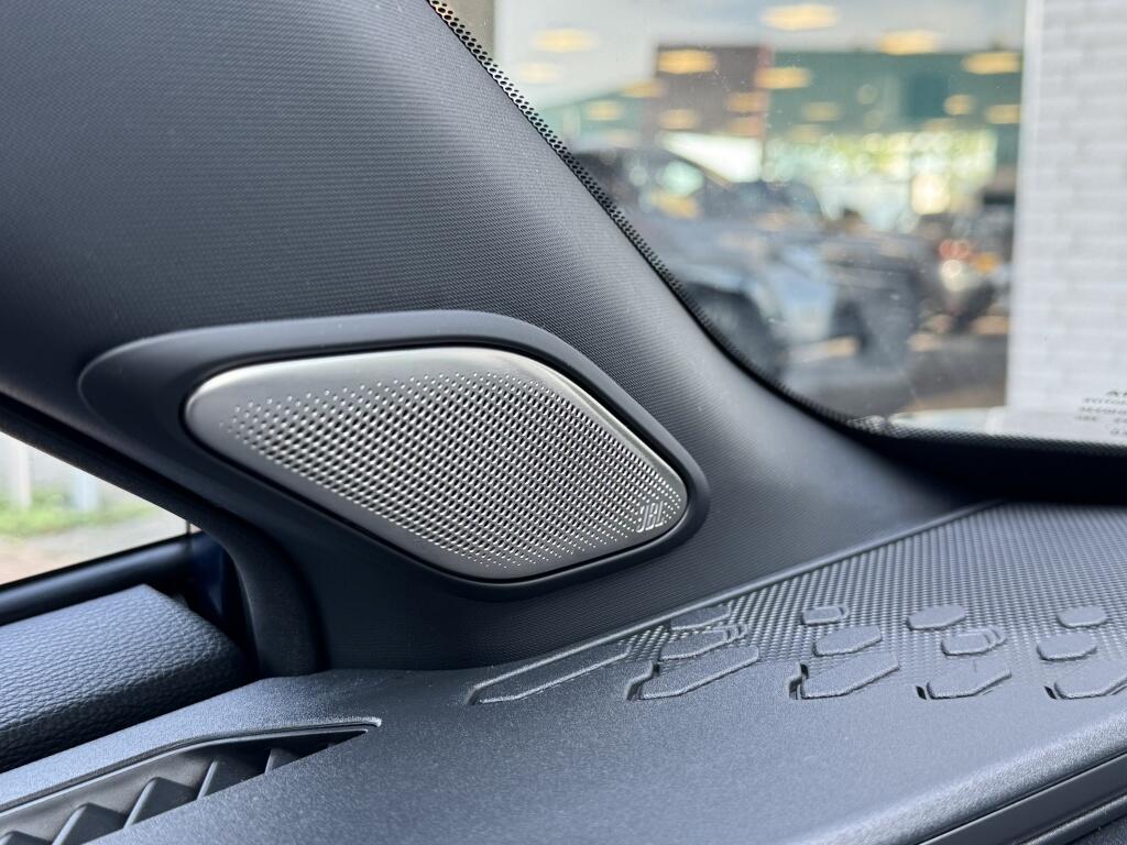 Toyota C-HR 2.0 PHEV 220 GR Sport Bi-Tone | Memory Seat | JBL | Stuurwielverw. | 19 Inch| Elektrische achterklep - Image 32