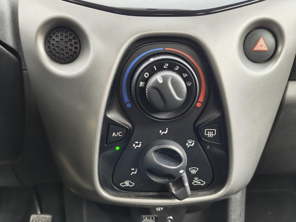 Toyota Aygo 1.0 VVT-i x-play | Airco | Toerenteller |  Achteruitrijcamera - Image 17
