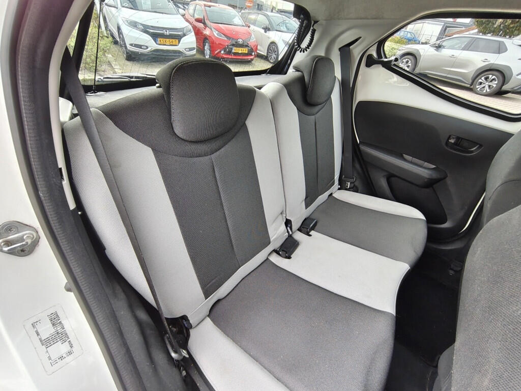 Toyota Aygo 1.0 VVT-i x-play | Airco | Toerenteller |  Achteruitrijcamera - Image 26