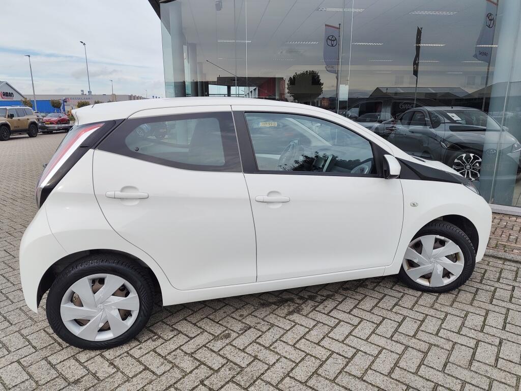 Toyota Aygo 1.0 VVT-i x-play | Airco | Toerenteller |  Achteruitrijcamera - Image 5