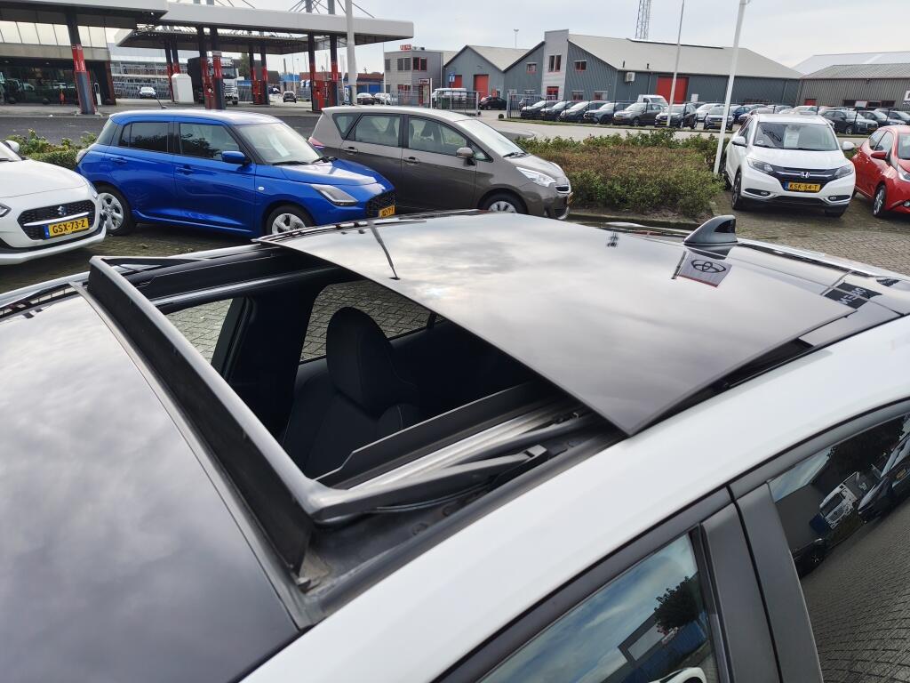 Toyota Corolla 2.0 Hybrid First Edition | El. Schuif/Kanteldak | Android Auto, Apple Carplay - Image 3