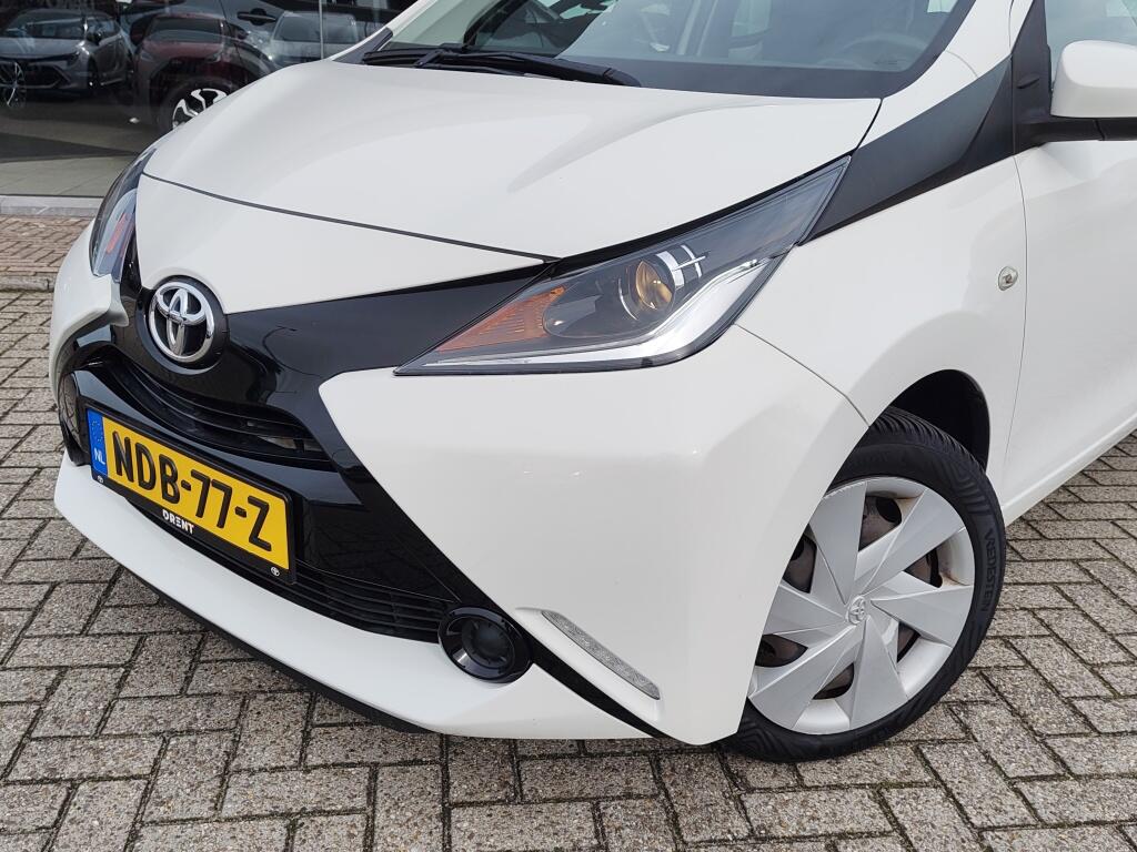 Toyota Aygo 1.0 VVT-i x-play | Airco | Toerenteller |  Achteruitrijcamera - Image 2